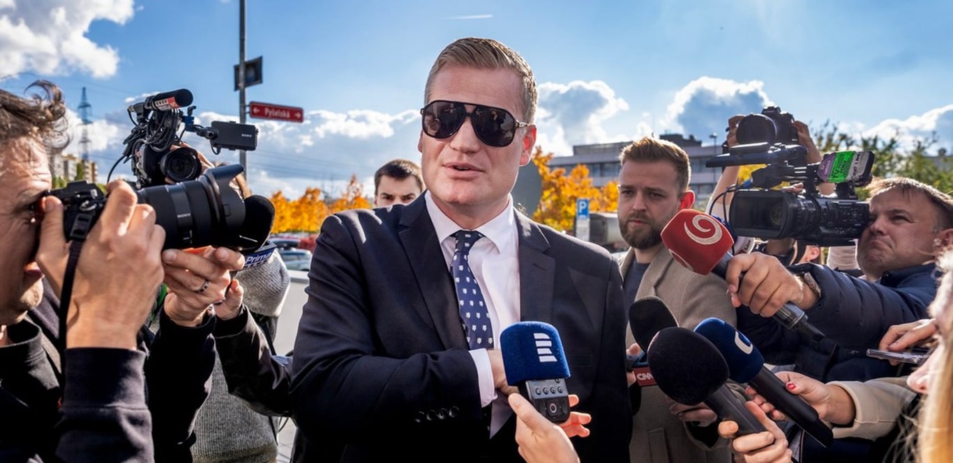 Povolební cirkus v Česku. Jak správně kydat hnůj a hákové křižovatky na dálnicích