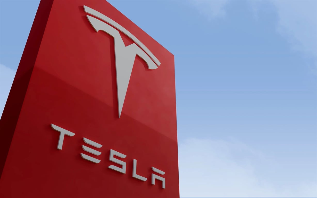 Tesla přidala do svých vozů režim Šíleného Maxe. Úřady řeší, jestli to není až moc šílené