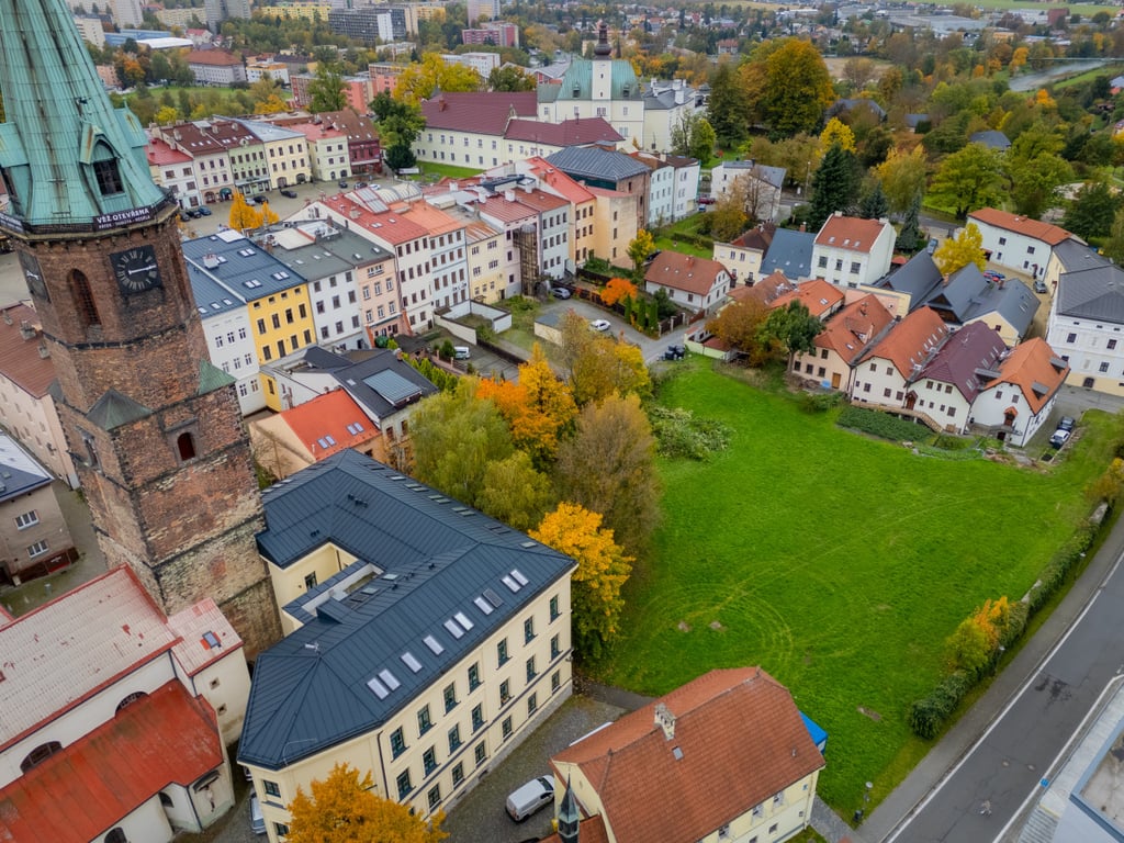 Více parkování a zeleně: Frýdek-Místek promění zanedbanou proluku za 18 milionů