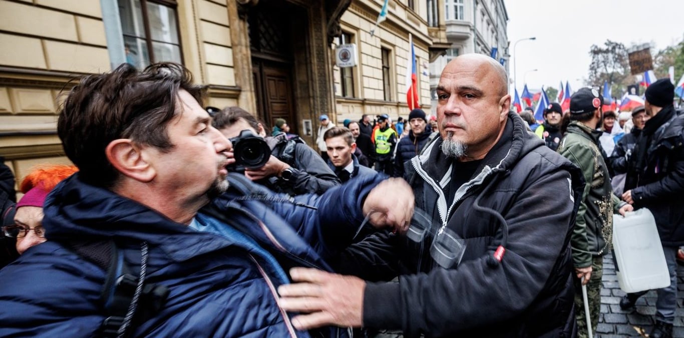 (Ne)bezpečná česká žurnalistika. Až se dav jednou vymkne kontrole