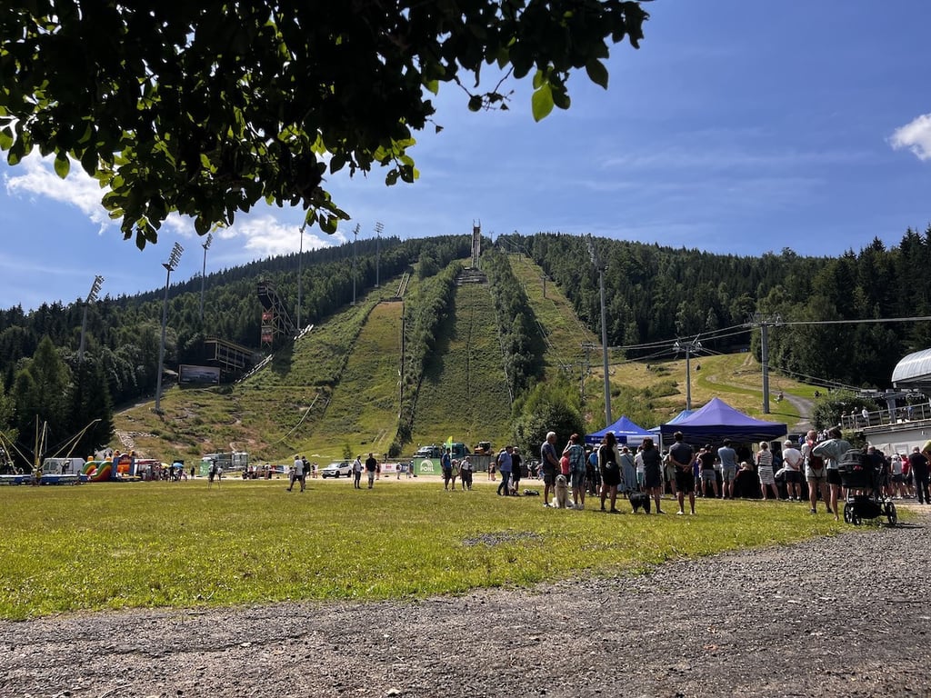 Harrachov zastavil rekonstrukci můstku, je ve sporu se Svazem lyžařů