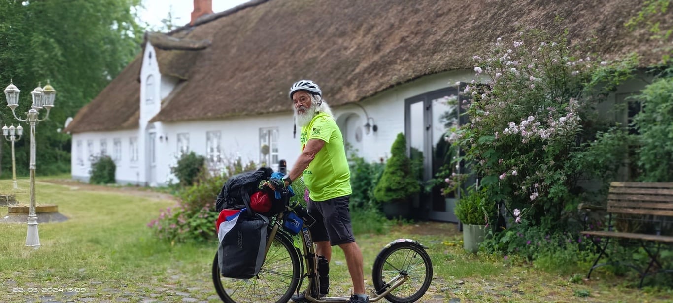 "Koloběžkou jsem zrušil doktory." Děda na kolobrndě ujel po Evropě tisíce kilometrů