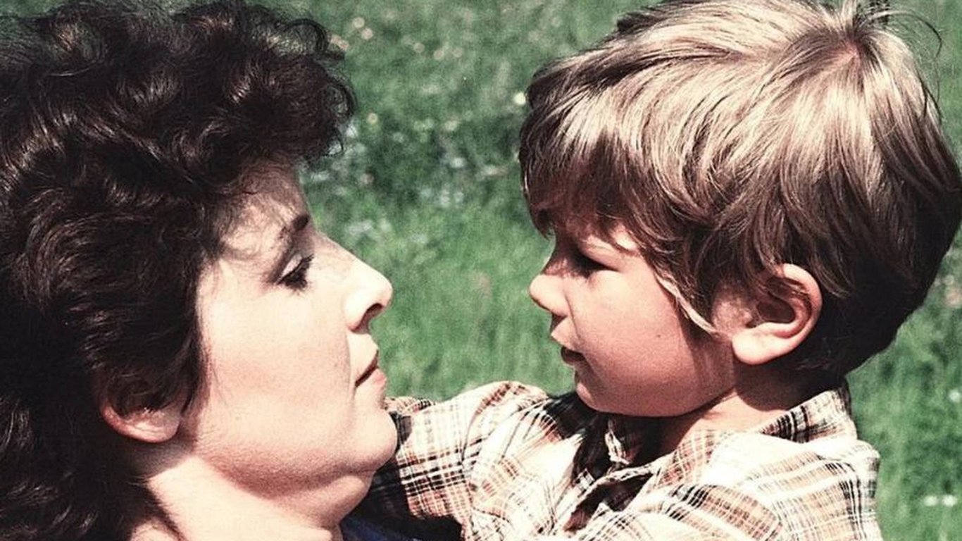 Pamatujete na chlapce z Ceny medu? Z dětských rolí vyrostl, ale před kamerou ještě roky zůstal