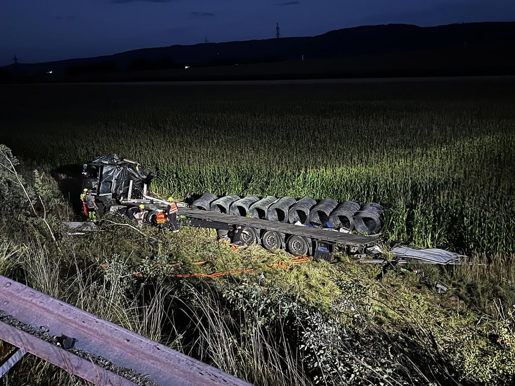 Havarovaný kamion u D1 vyprostili z pole u Lipníku ve tři hodiny ráno. Škoda jde do milionů