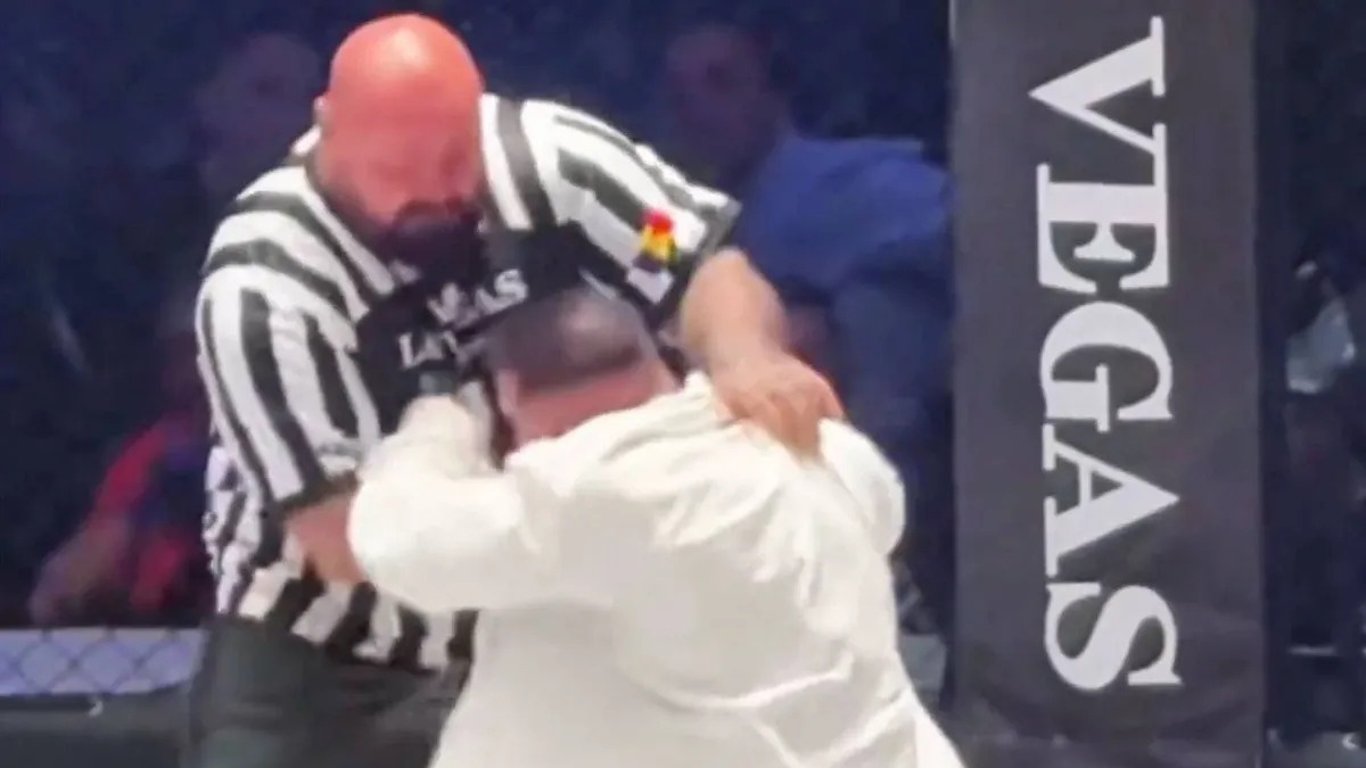 Rozhodčímu v MMA kleci přeplo. Z bojovníka si udělal boxovací pytel