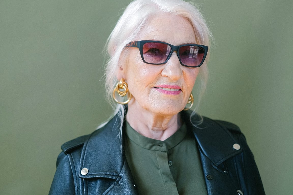 Podzimní bundy pro seniorky: Tyhle 3 kousky letos vynosíte, celebrity je znají