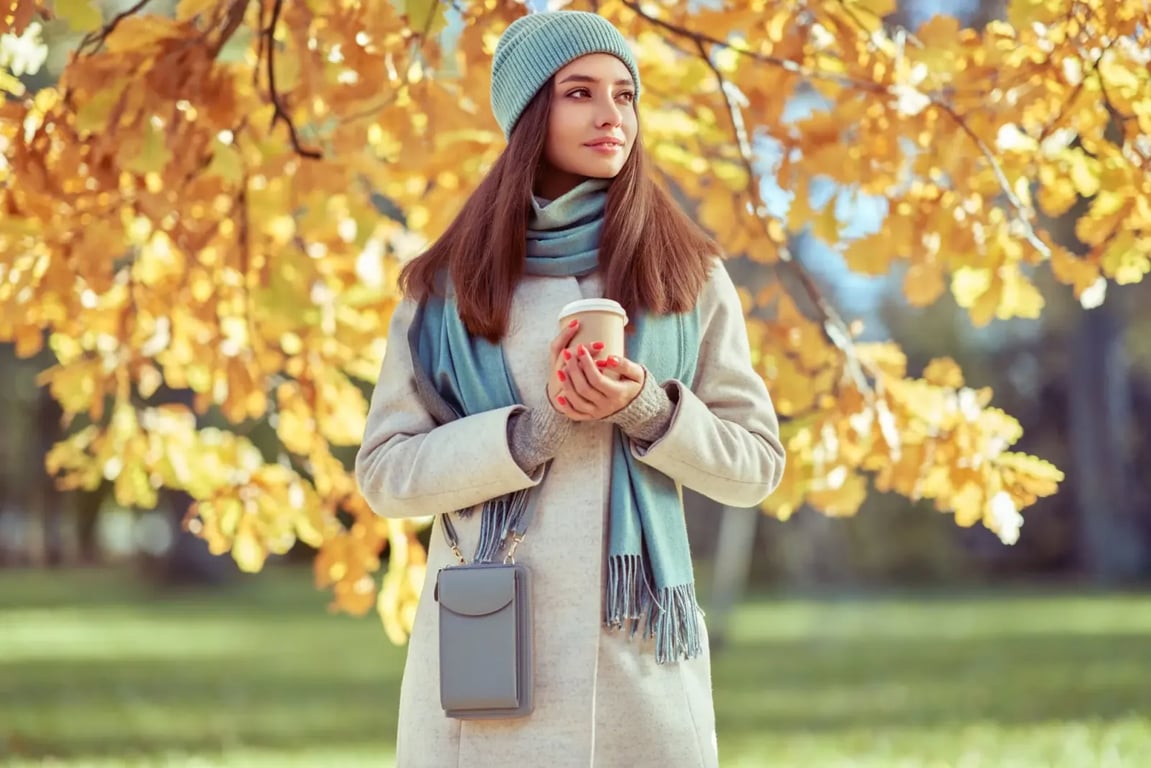 žena v podzimním outfitu