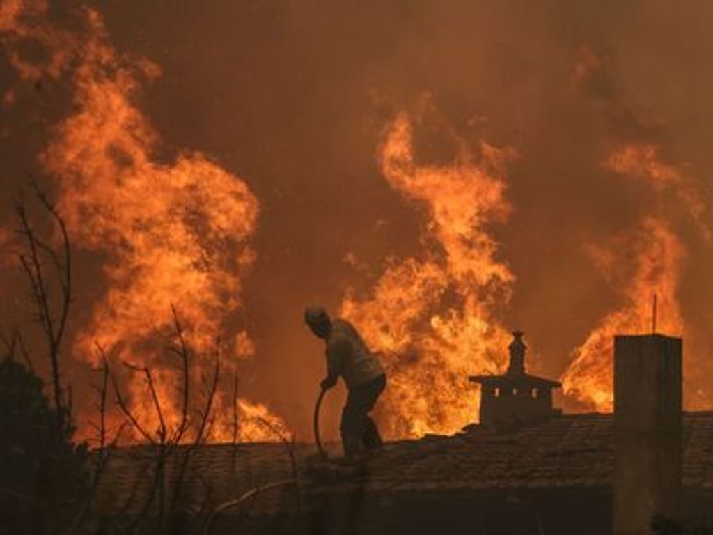 V Portugalsku kvůli požárům zemřel třetí člověk, oheň zničil už tři procenta území