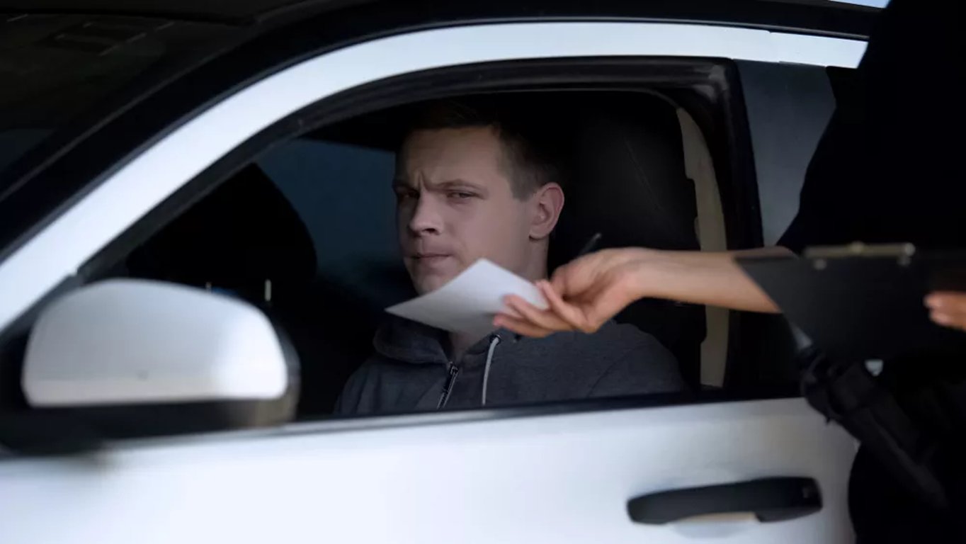 řidič v autě interaguje s policistou