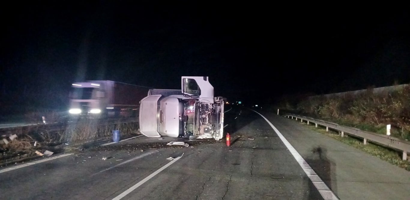 Dálnici D5 ochromila nehoda kamionu, leží převrácený na boku