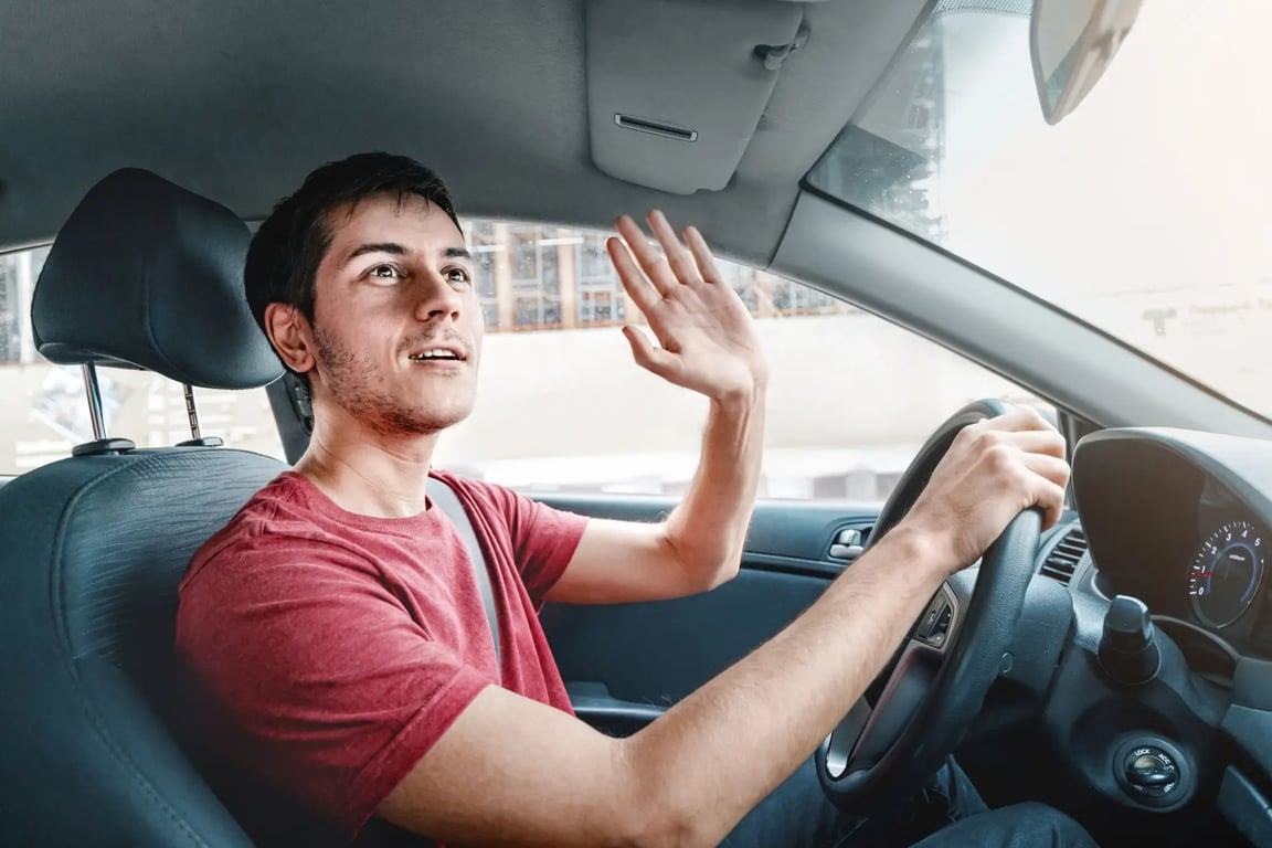 Tuhle značku nezná 9 z 10 řidičů, přitom ji vidí denně. Pokuta za její porušení vás může pořádně zabolet