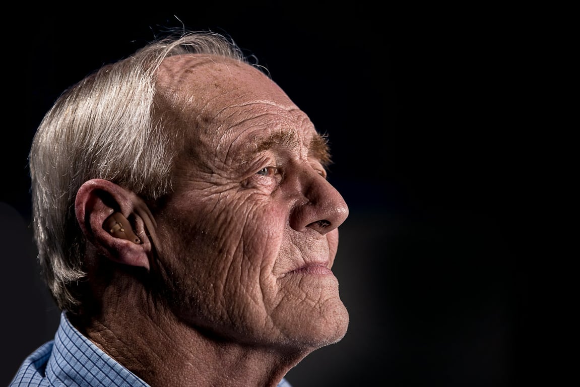 Senioři zbytečně platí tyto poplatky. Můžou na nich ušetřit tisíce, ale neví o tom