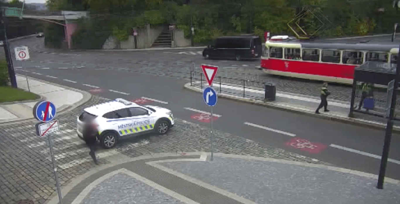 Chvilkou nepozornosti se turistka ocitla sama v Praze. Ke shledání pomohli strážníci