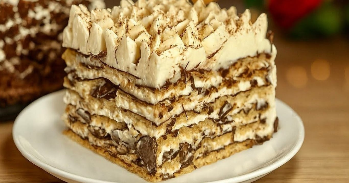 Luxusní ořechové řezy se sametovým krémem – dezert, kterému nikdo neodolá. Celou přípravu i s pečením zvládnete do 30 minut