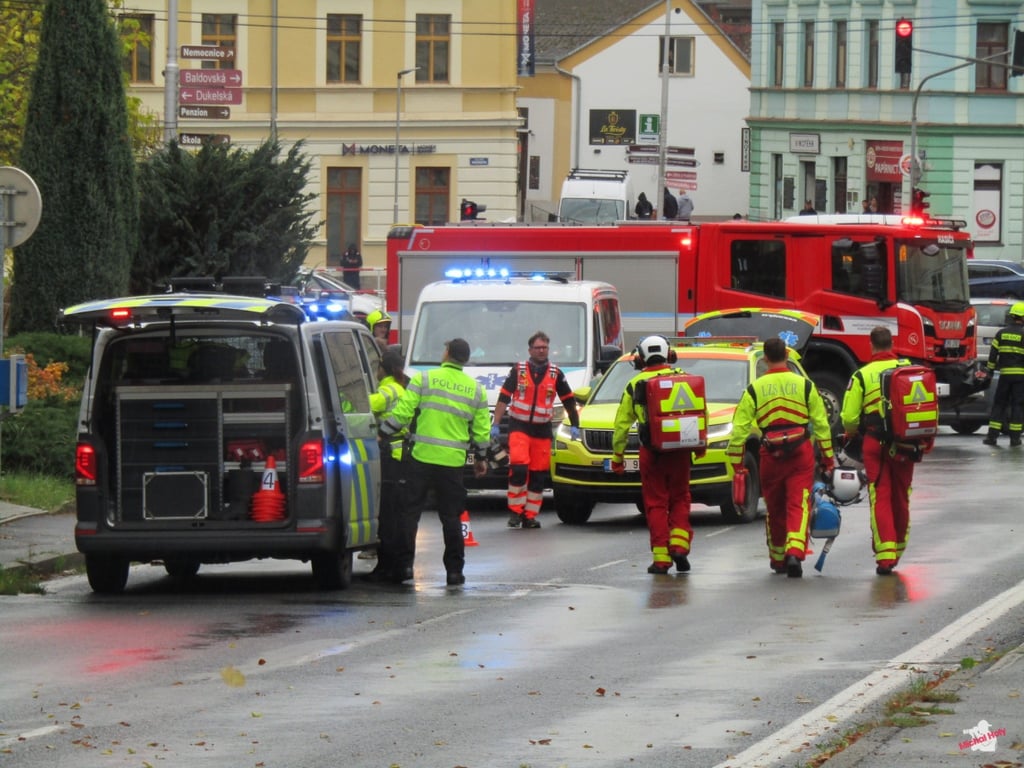 Řidič v audi srazil seniorku, která přecházela silnici. Letěl pro ni vrtulník