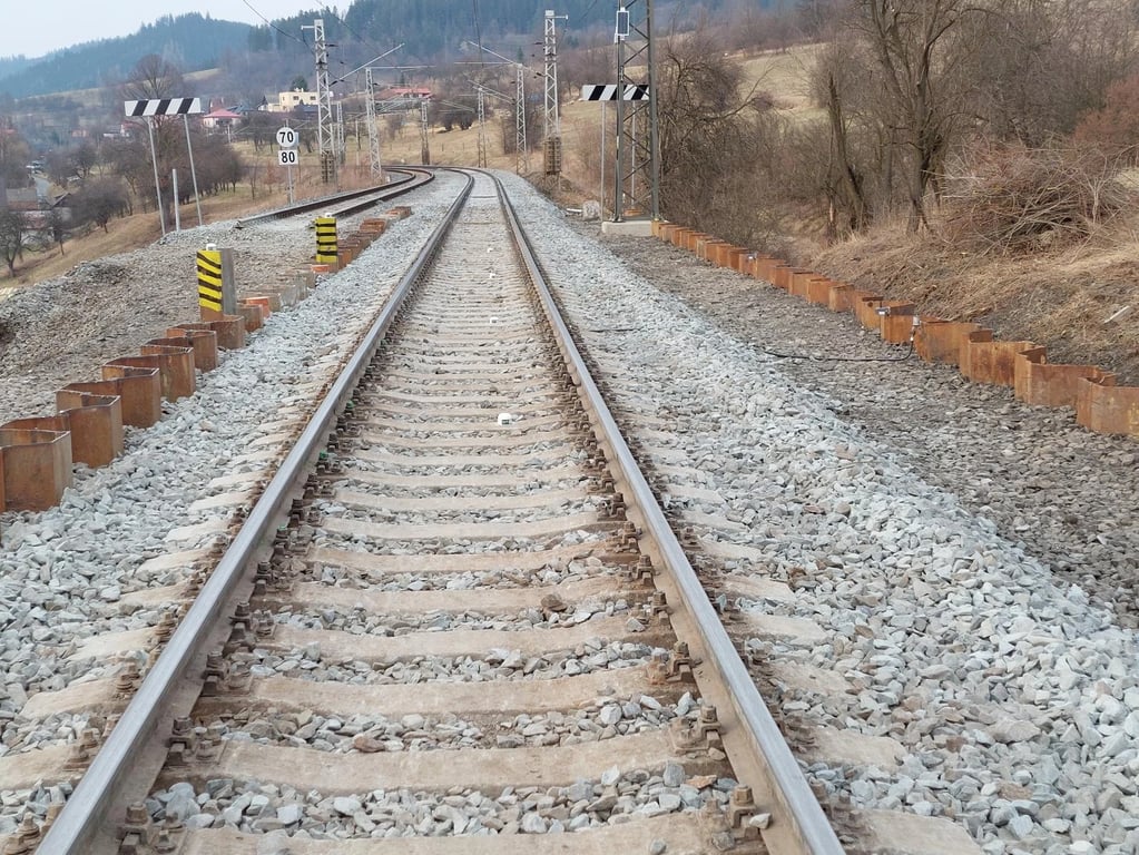 Celková oprava náspu zajistí bezpečnost na vytížené valašské trati