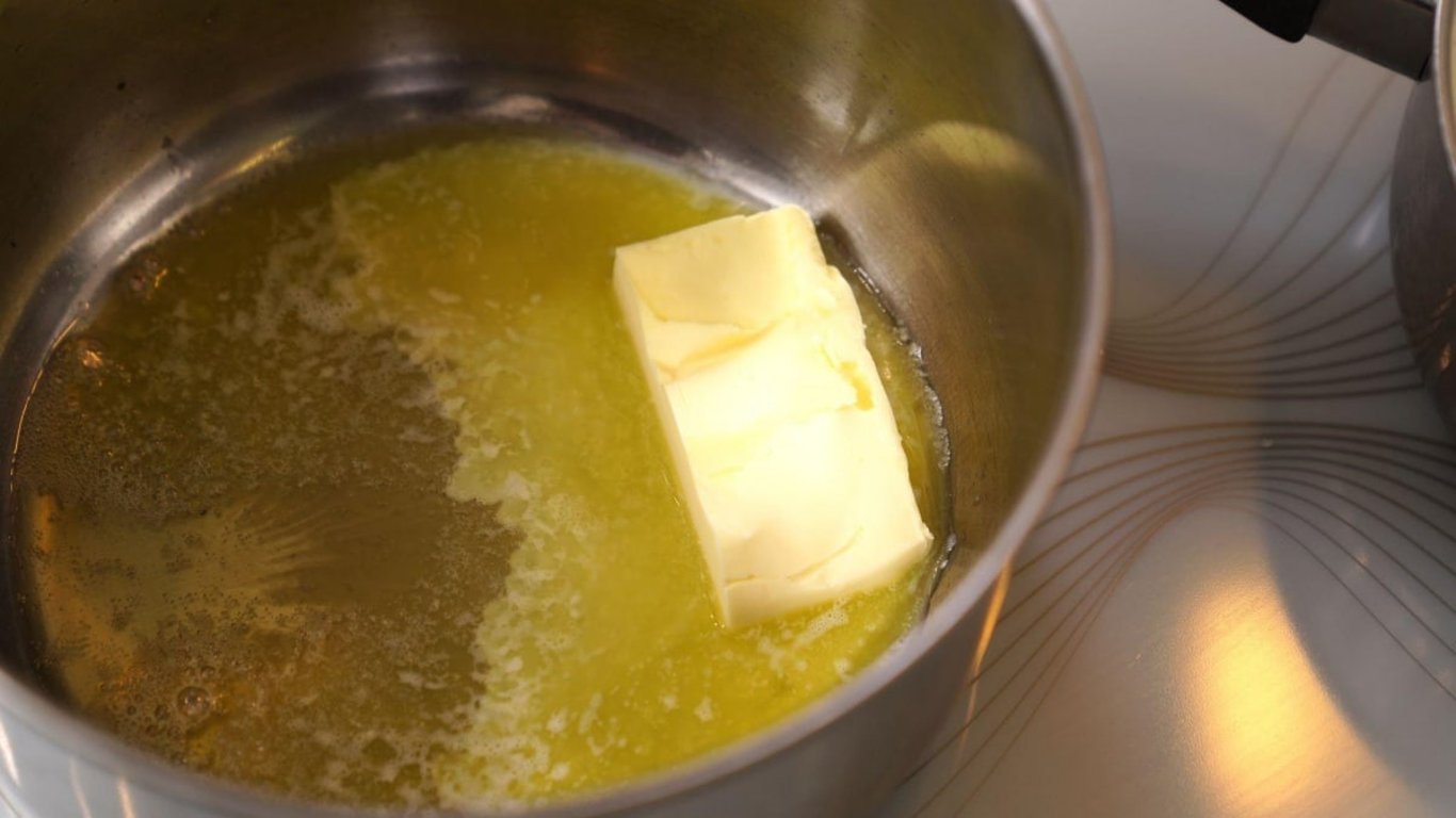 Mokrá utěrka má v kuchyni víc využití, než si myslíte. Pomůže vám dosáhnout lepšího výsledku bez námahy