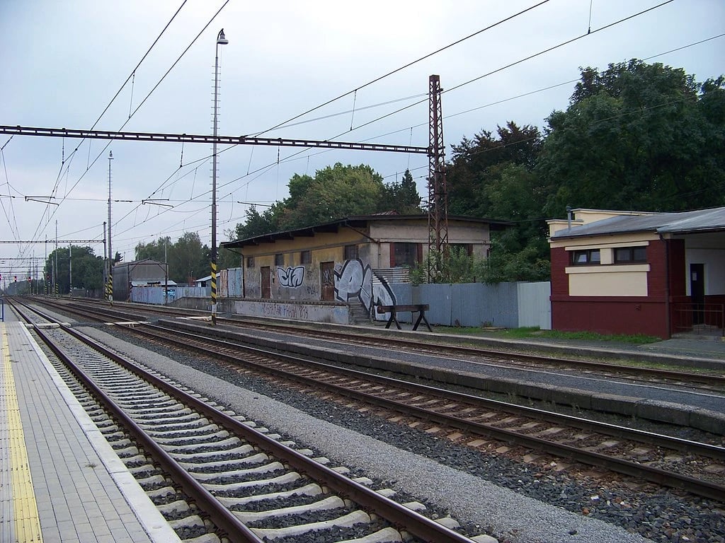 Tragická srážka vlaku s člověkem u Prahy. Muž nepřežil