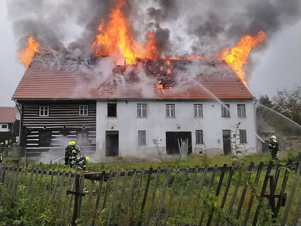 Požár v Kravařích. Oheň zasáhl půdu a střechu domu