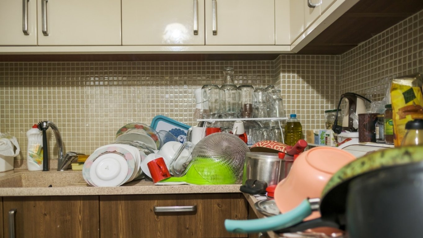 Kuchyň může být nebezpečnější, než vypadá. Bakterie se množí na místech, která zůstávají bez povšimnutí