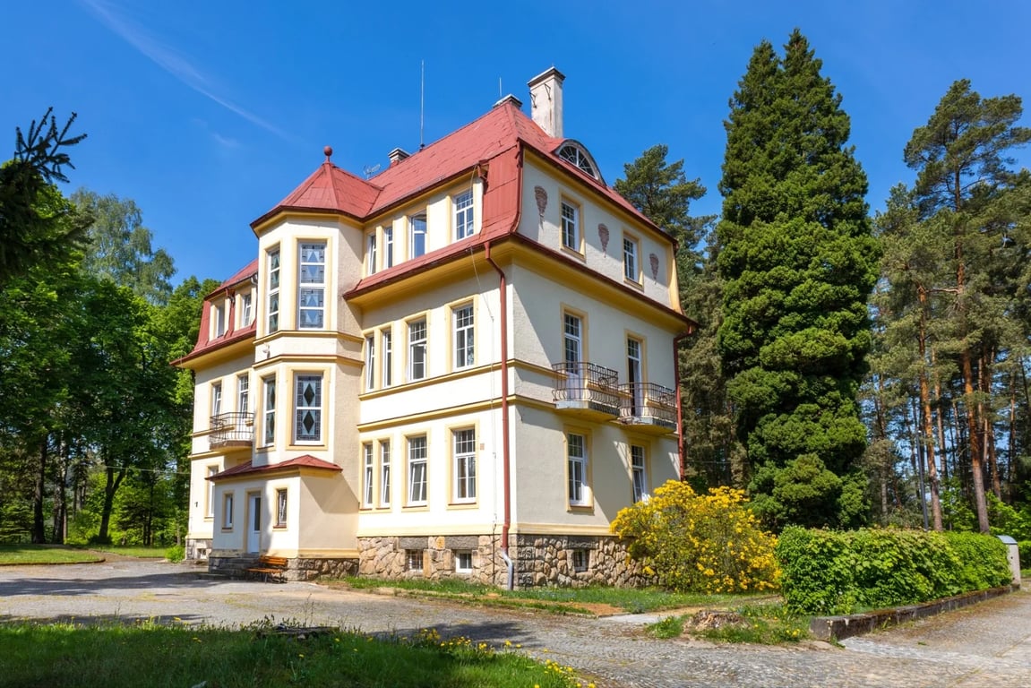 Karlovy Vary jsou přežitek. Tady odpočívají ti, kdo vědí, kam jet – za luxusem i poloviční cenou.