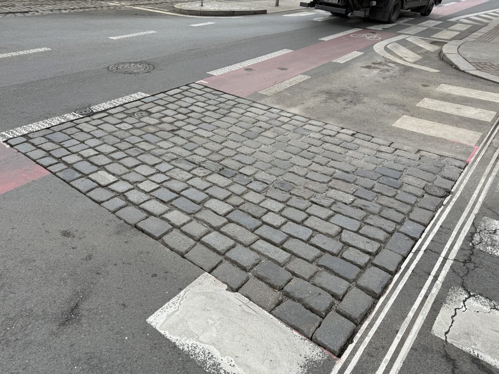 Řidiči tápou: Proč silničáři vyměňují hladký asfalt za dlažební kostky? Na první pohled to nedává smysl, ale známe odpověď