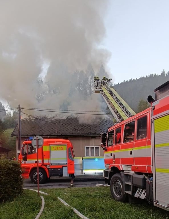 FOTO: Požár střechy domu na Frýdecko-Místecku zaměstnal tři jednotky hasičů