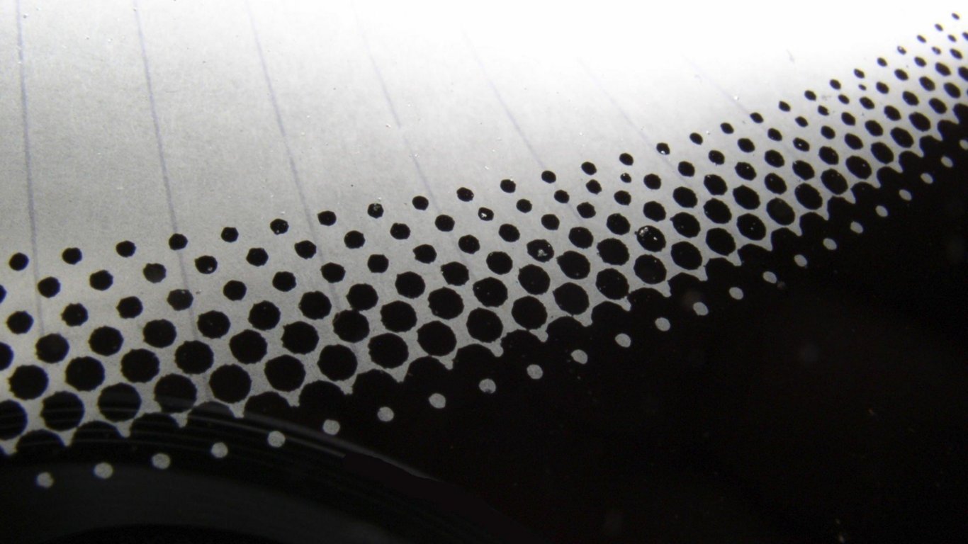 Černé tečky na skle auta působí nenápadně. Přitom právě ony dokážou v kritické chvíli zachránit život