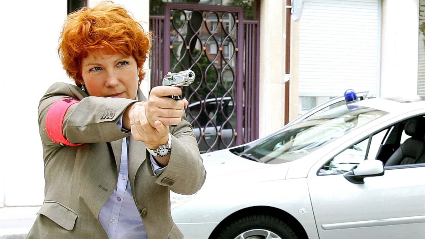 Scéna z kriminálního seriálu Julie Lescautová, v akci se zbraní, v roli policejní komisařky.