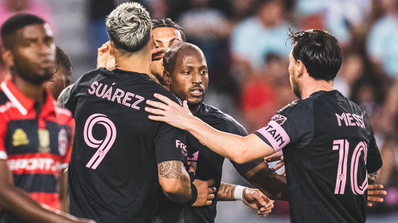 Bývalý sparťan střílí góly po boku Messiho. Na Letné s nadějným reprezentantem zametli