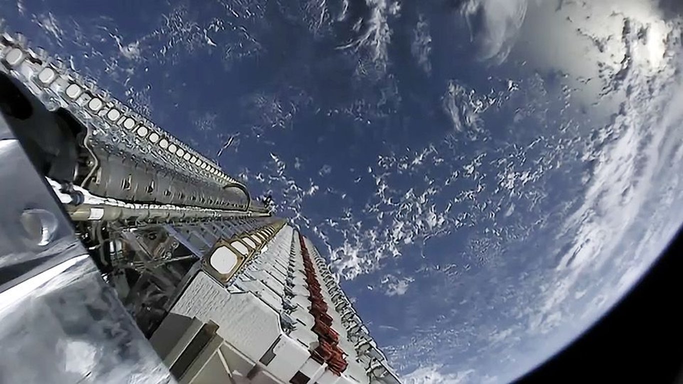 Nová nebeská show. Na obloze hoří satelity Starlink a bude jich přibývat