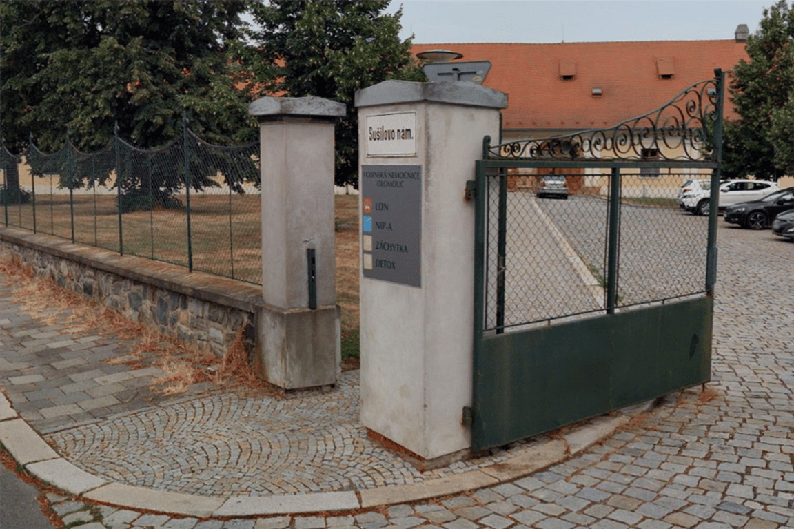 Mladík demoloval vstup na záchytku v Olomouci, přání drahého noclehu se mu splnilo