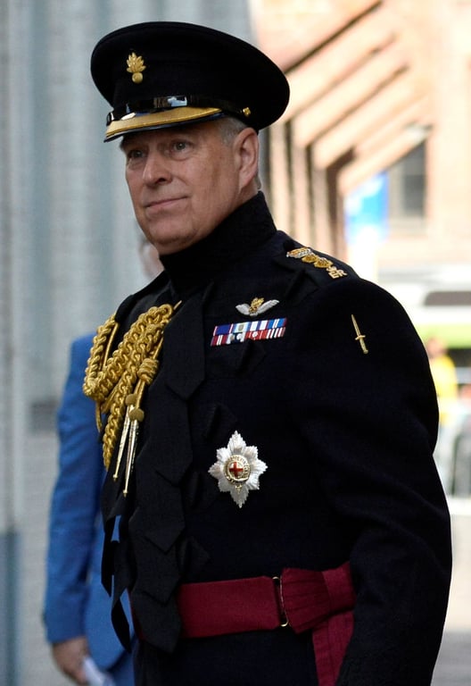 Král Karel III. se rozhodl zbavit svého bratra Andrewa zbývajících poct i sídla