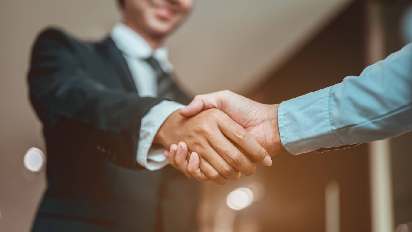 Dobrý den, pane Stejskal - tak takhle ne, skloňujeme. Na co ještě bychom měli myslet při představování nebo zdravení