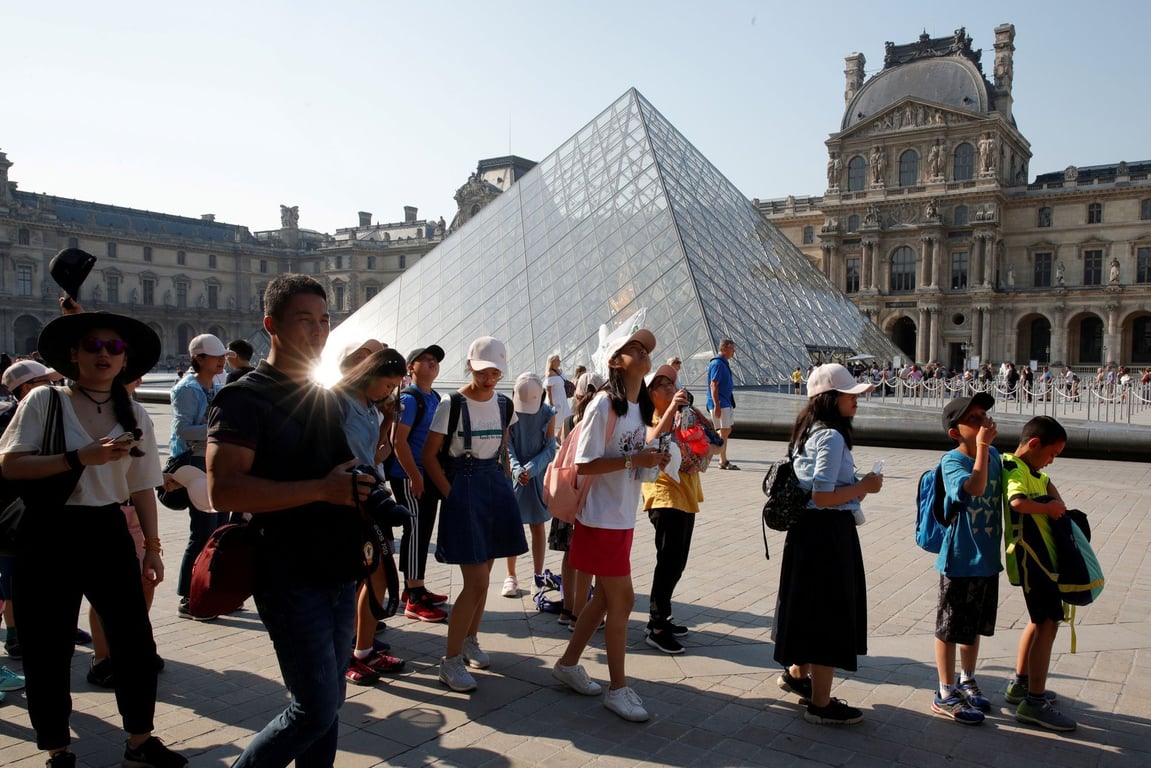 Louvre se po krádeži šperků znovu otevřel návštěvníkům. Ale nikoli celý
