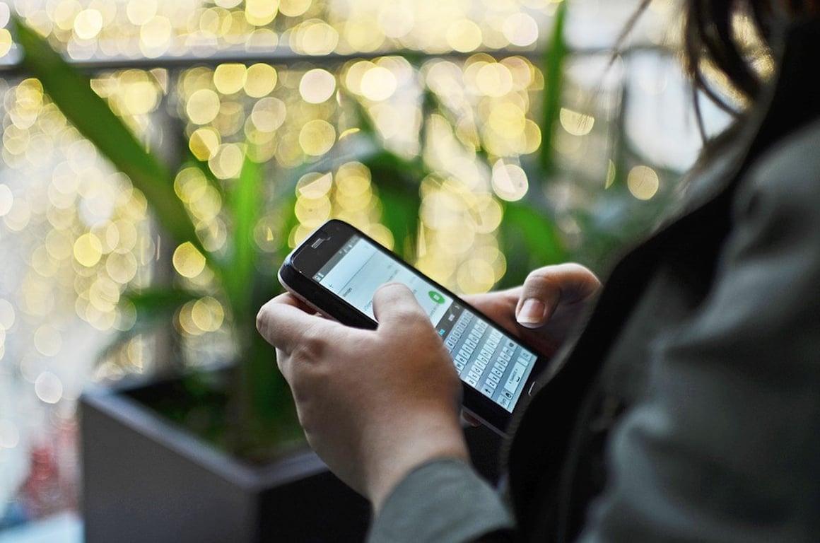 Mami, spadl mi telefon do dřezu. Seniorka poslala podvodníkům 150 tisíc