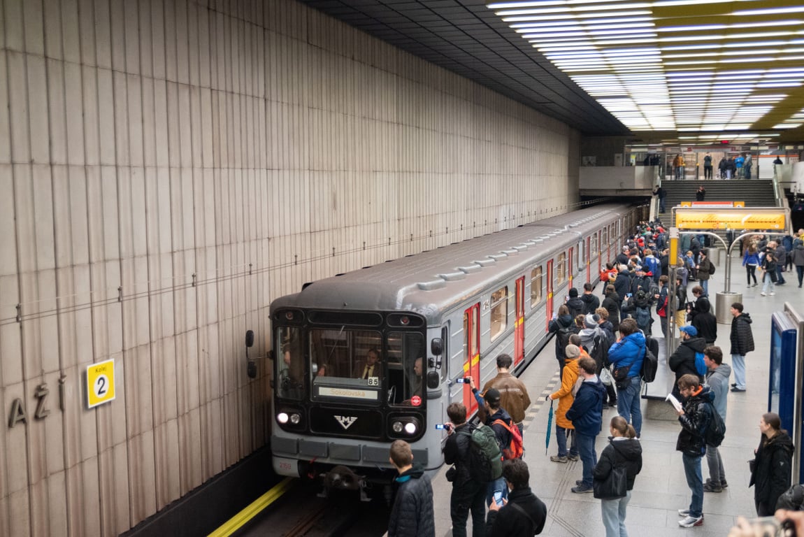 FOTO: Na linku B vypravili historickou soupravu. Přilákala stovky nadšenců