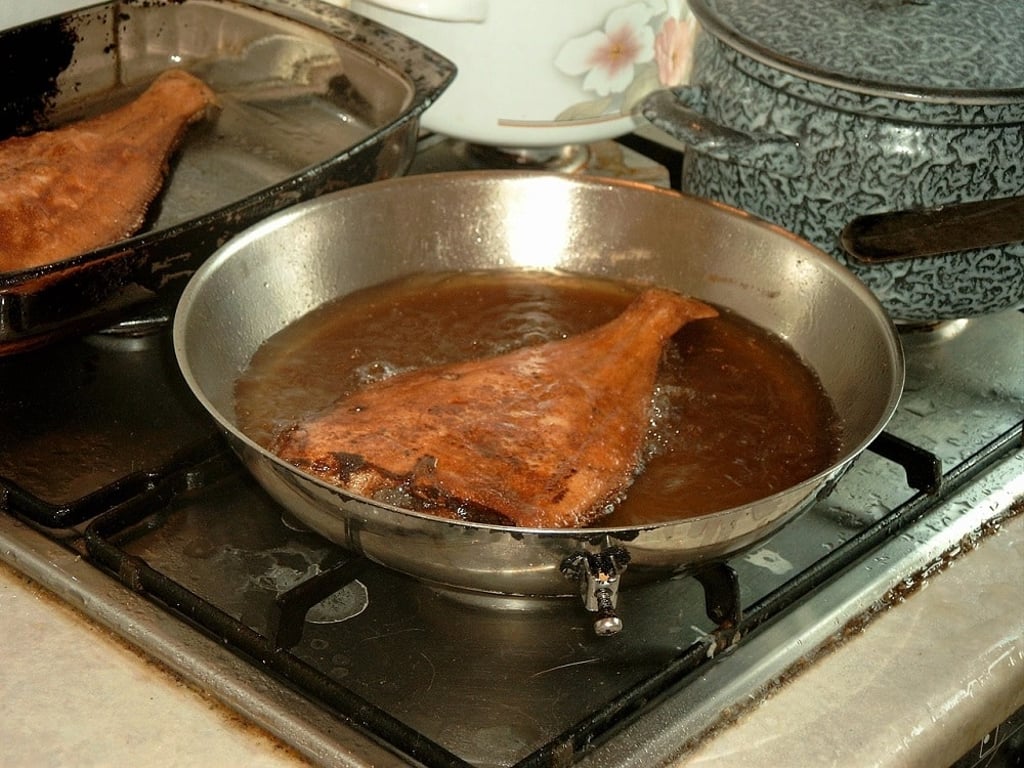 Chytré hospodyňky během smažení přidávají kousek jablka. Jediný dílek ovoce pomáhá vyřešit častý problém