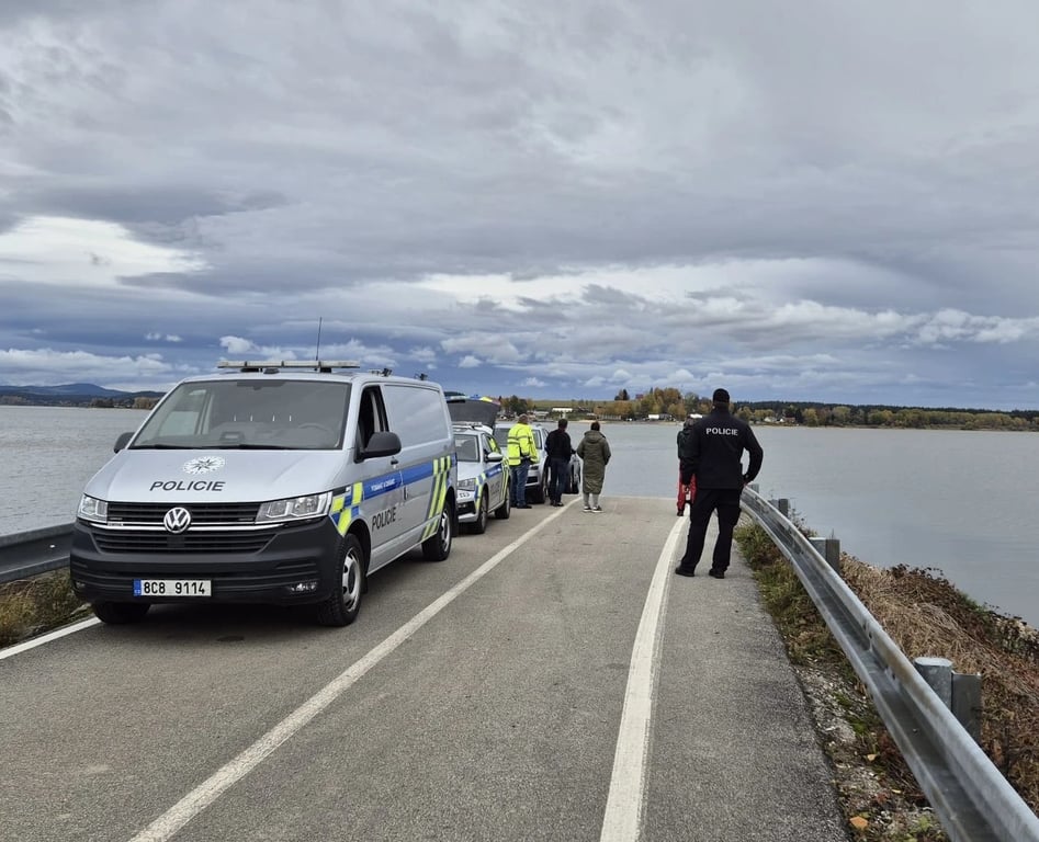 Na dně Lipna ležel vůz s lidskými ostatky. Může jít o deset let pohřešované Rakušany