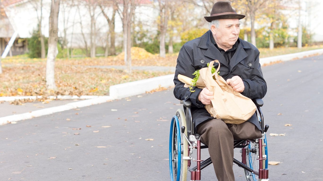 Chtěla udělat dobrý skutek, ale dopadlo to úplně jinak. Muž na vozíku se ocitl v situaci, kterou by nechtěl zažít nikdo