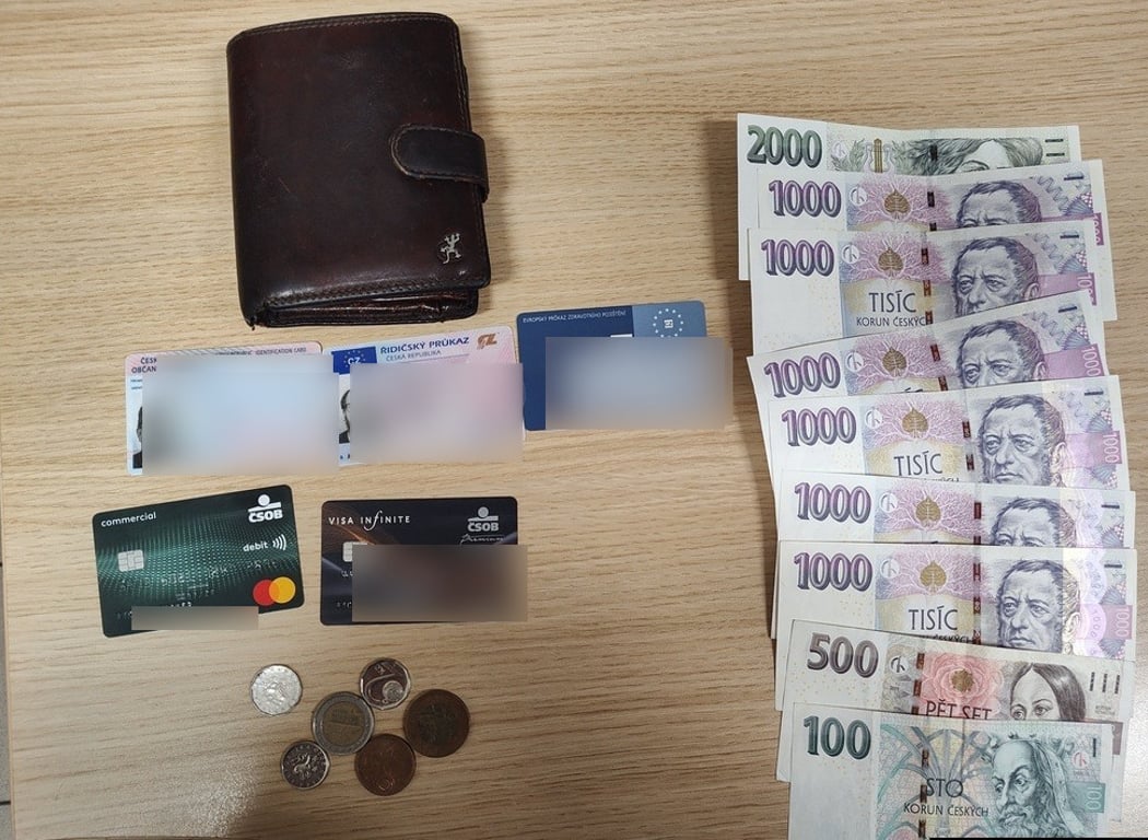 Mladá žena poctivě odevzdala peněženku naditou tisícovkami, kterou našla v obchodě