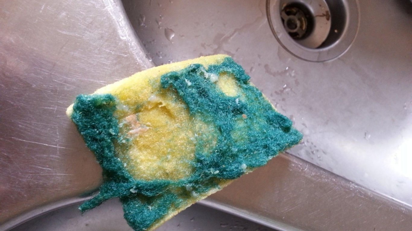 Houbičku na nádobí už nemusí nikdo vyhazovat. Stačí jednoduchý trik a je znovu měkká a čistá jako nová