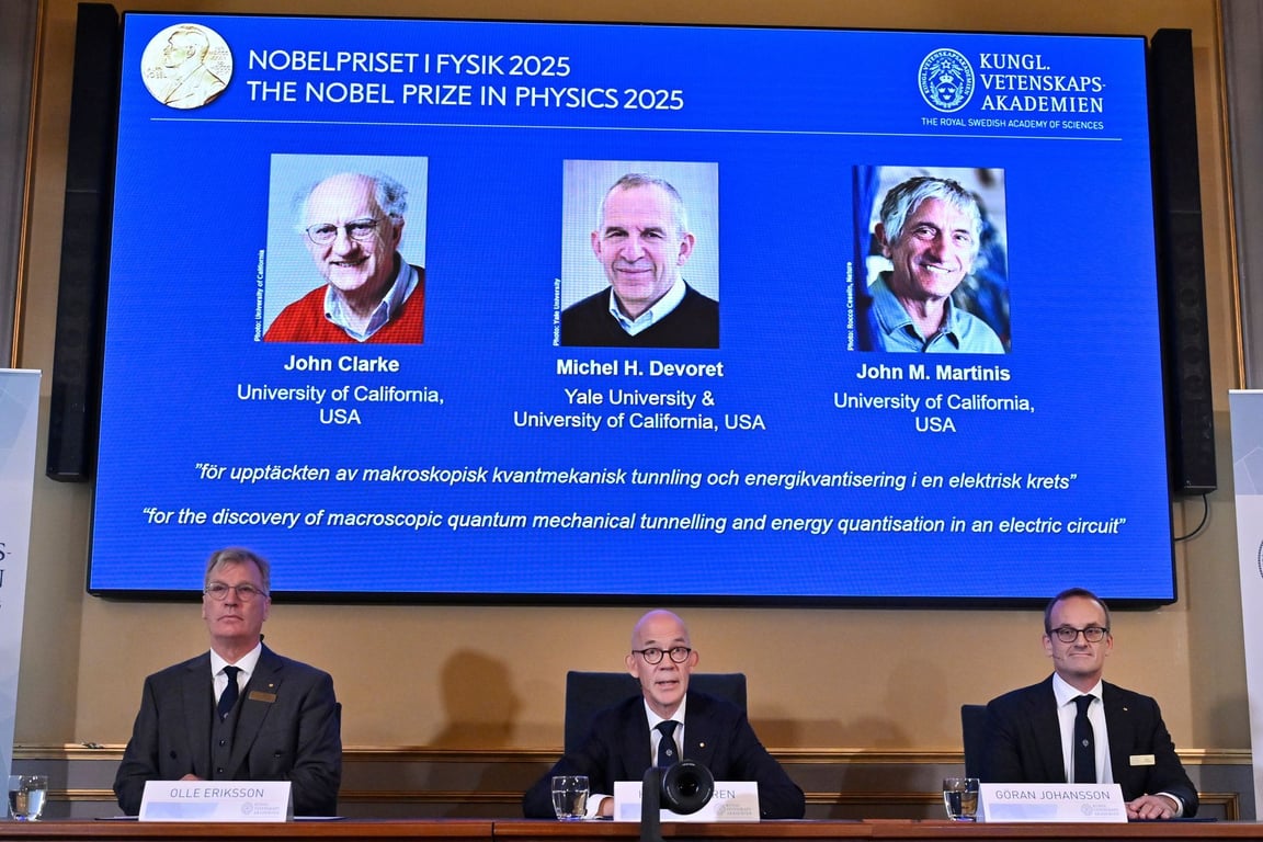 Nobelovu cenu za fyziku získala trojice vědců. Tunelovali kvanta v obřím měřítku