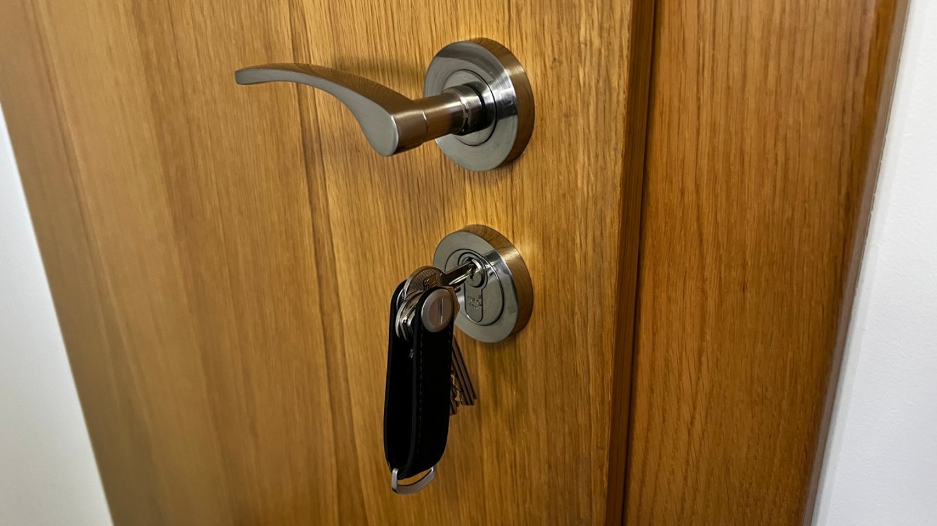 Nechávat přes noc klíče ve dveřích, je jako zvát zloděje na kávu. Nikdy by se v zámku neměly nechat