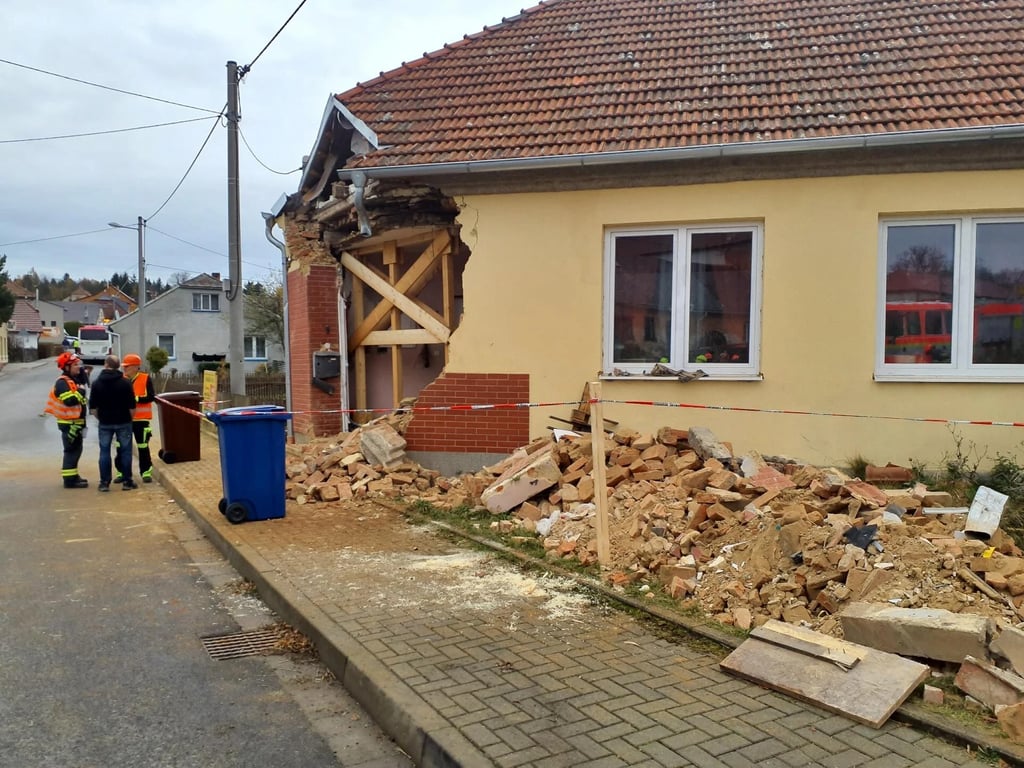 Autobus s cestujícími se samovolně rozjel. Skončil v rodinném domě