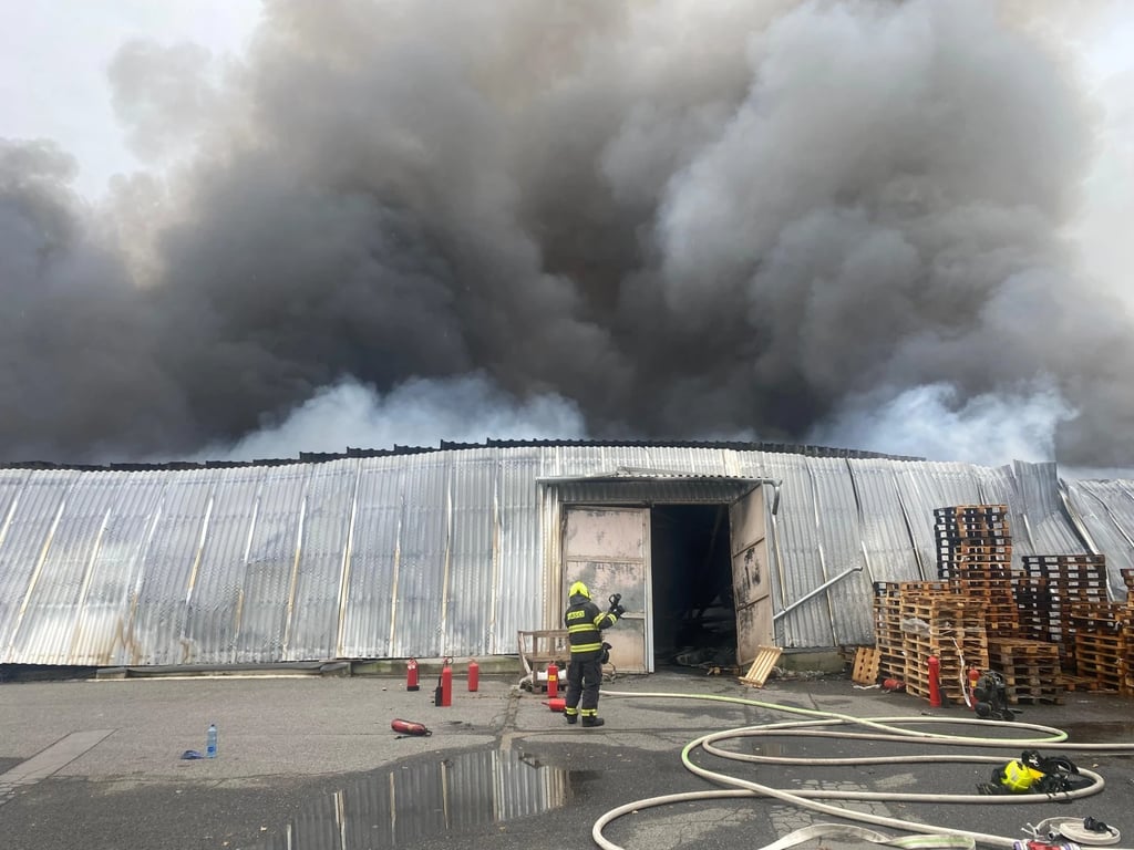 Proč hořely haly u Prahy? Rozsáhlý požár vyšetřuje policie