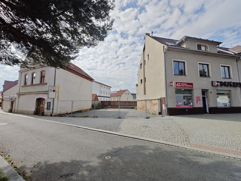 Město se roky snaží prodat stavební proluku. Od požadavků postupně slevuje