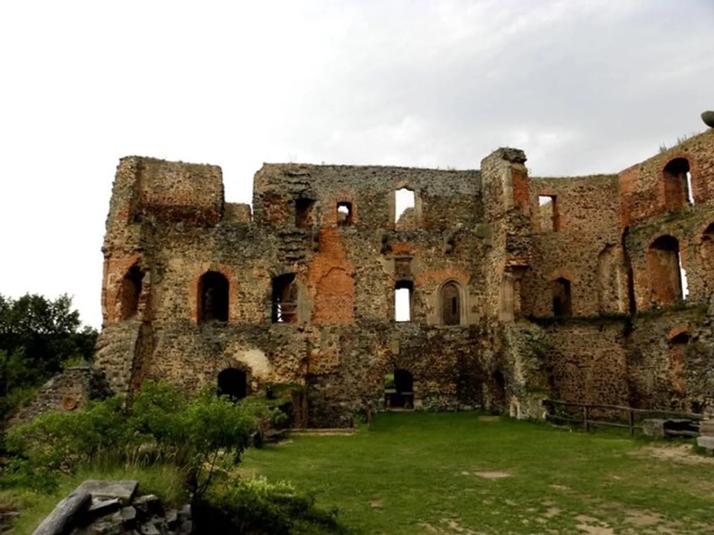 Pohled na hrad Krakovec s otvory na okna 