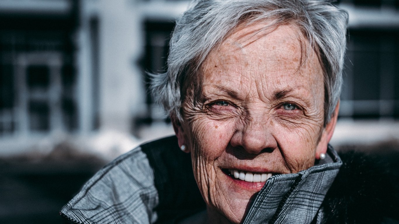 Elektřinu ani vodu nepotřebuje. Jedenaosmdesátiletá žena našla štěstí ve světě, na který čas zapomněl