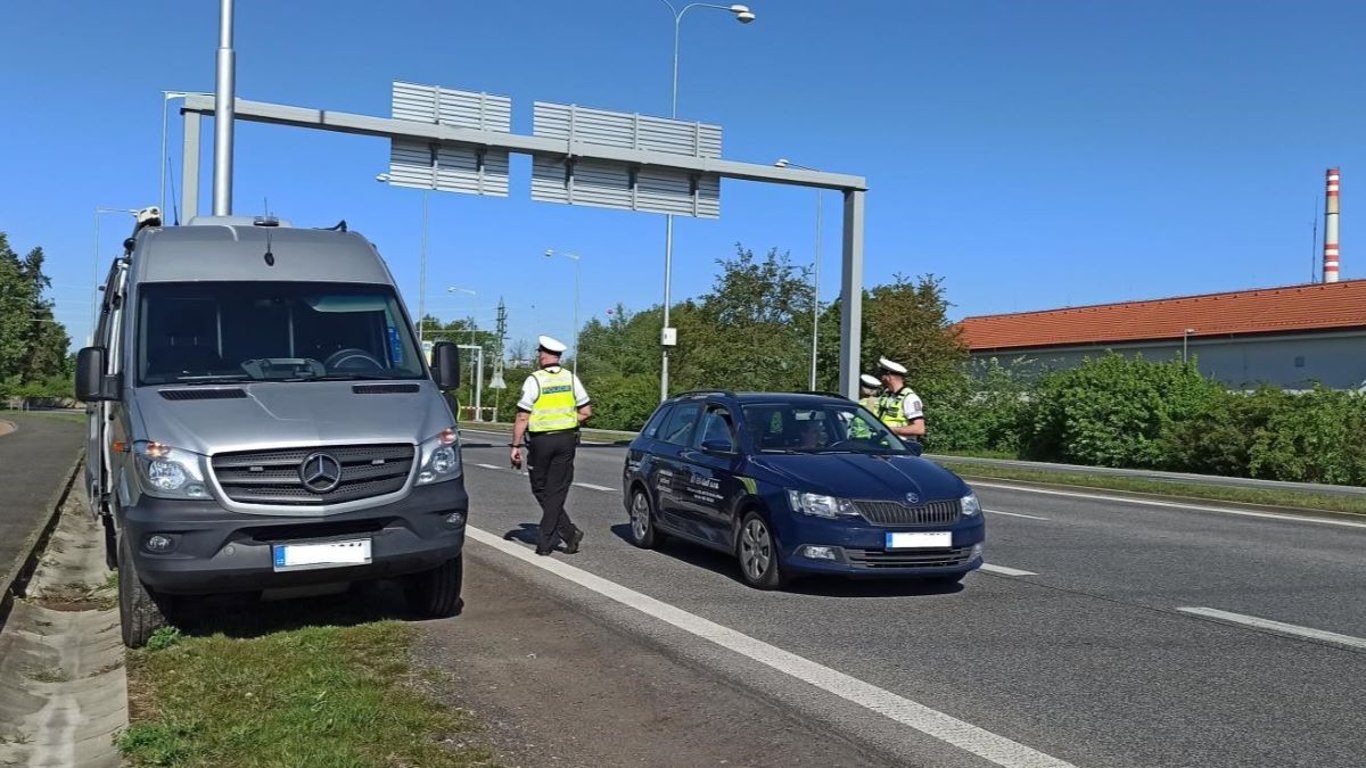 Předjíždění zprava nemusí vždy končit pokutou. Víme o situacích, kdy je povolené